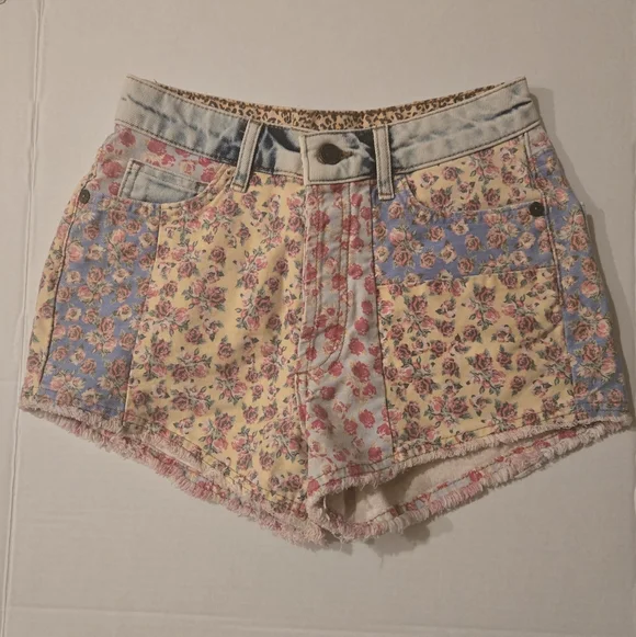Anthropologie FARM Rio patchwork denim floral shorts. Size 25 - Picture 2 of 3